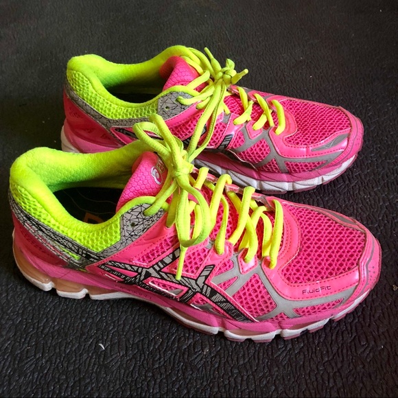 hot pink asics running shoes